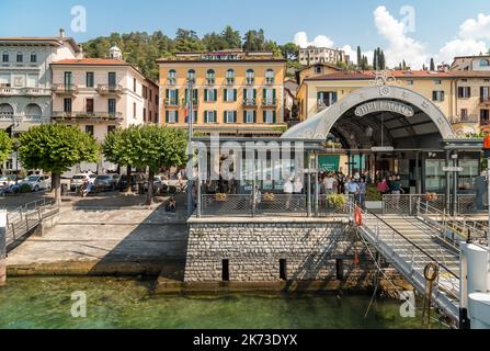 Bellagio, Lombardei, Italien - 5. September 2022: Der Pier des malerischen Dorfes Bellagio mit Touristen warten auf die Fähre für Sehenswürdigkeiten Stockfoto