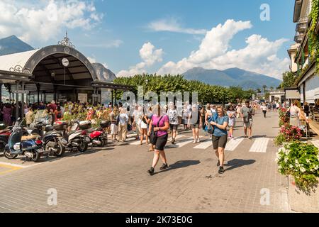 Bellagio, Lombardei, Italien - 5. September 2022: Bellagio, Lombardei, Italien - 5. September 2022: Besucher des malerischen kleinen Dorfes Bellagio o Stockfoto