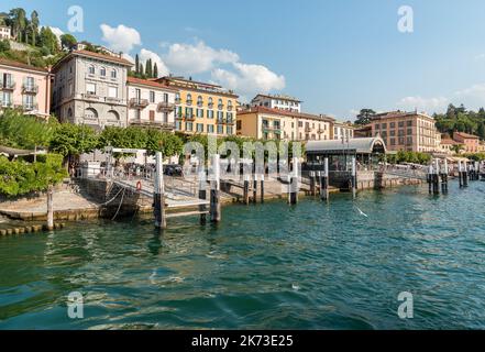 Bellagio, Lombardei, Italien - 5. September 2022: Der Pier des malerischen Dorfes Bellagio mit Touristen warten auf die Fähre für Sehenswürdigkeiten Stockfoto