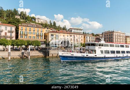 Bellagio, Lombardei, Italien - 5. September 2022: Die Fähre mit Touristen im malerischen Dorf Bellagio am Comer See. Stockfoto