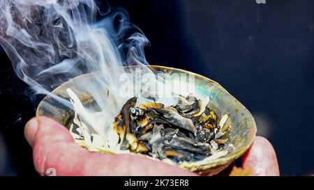 Reinigung indigenes Ritual : brennender Salbei Stockfoto