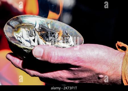 Reinigung indigenes Ritual : brennender Salbei Stockfoto