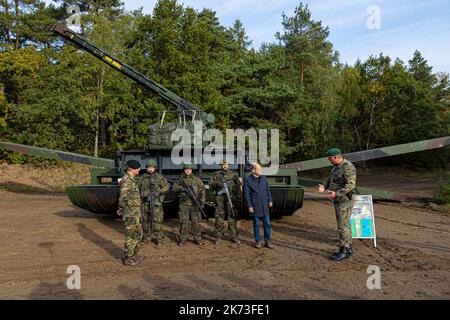 Ostenholz, Deutschland. 17. Oktober 2022. Bundeskanzler Olaf Scholz (SPD, 2. von rechts) lässt ihm vor der Ausbildung und Lehrübung im Heidekreis in der Lüneburger Heide die amphibische Brücke und das Übersetzerfahrzeug der Bundeswehr "M3" erklären. Quelle: Moritz Frankenberg/dpa/Alamy Live News Stockfoto