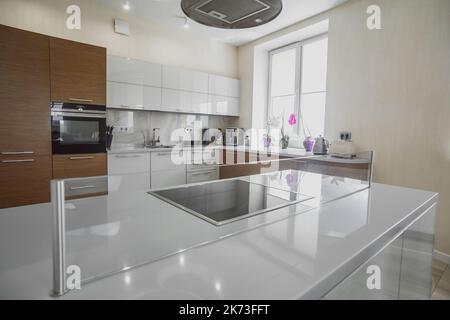 Moderne Elektroherd Oberfläche in weißer Küche nah oben Stockfoto