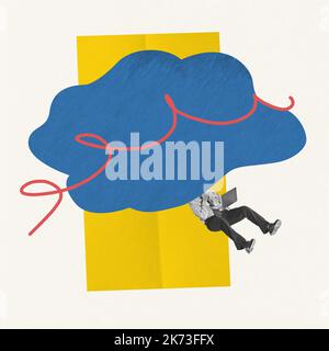 Collage zeitgenössischer Kunst. Konzeptuelles Image. Geschäftsmann mit Laptop, der während der Arbeit den Kopf in die Wolken hat Stockfoto