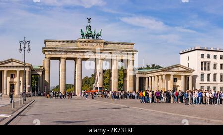 Panorama des Brandenburger Tors in einem blauen Himmel mit vielen Menschen, Berlin, Deutschland, September 07. 2022 Stockfoto