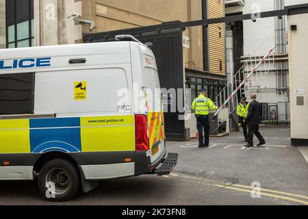 London, Großbritannien. 14.. Oktober 2022. Ein Fahrzeug der Metropolitan Police kommt an, um zu einer Londoner Polizeistation zu transportieren zwei Aktivisten von Just Stop Oil, die Heinz-Tomatensuppe auf eines von Van Goghs Sonnenblumen-Gemälden in der National Gallery warfen und sich im Rahmen einer einmonatigen Kampagne an die darunter liegende Wand klebten Die Regierung stellt die Erteilung von Öl- und Gaslizenzen ein. Die Aktivisten wurden wegen des Verdachts auf strafrechtlichen Schaden und schwerer Übertretung verhaftet. Kredit: Mark Kerrison/Alamy Live Nachrichten Stockfoto