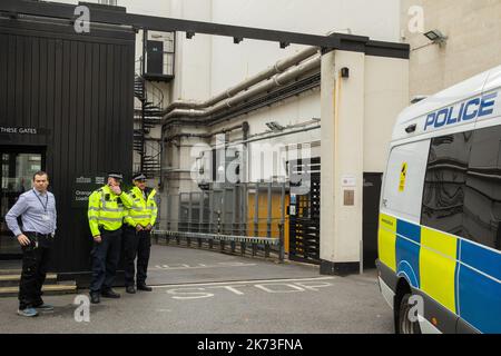 London, Großbritannien. 14.. Oktober 2022. Ein Fahrzeug der Metropolitan Police kommt an, um zu einer Londoner Polizeistation zu transportieren zwei Aktivisten von Just Stop Oil, die Heinz-Tomatensuppe auf eines von Van Goghs Sonnenblumen-Gemälden in der National Gallery warfen und sich im Rahmen einer einmonatigen Kampagne an die darunter liegende Wand klebten Die Regierung stellt die Erteilung von Öl- und Gaslizenzen ein. Die Aktivisten wurden wegen des Verdachts auf strafrechtlichen Schaden und schwerer Übertretung verhaftet. Kredit: Mark Kerrison/Alamy Live Nachrichten Stockfoto