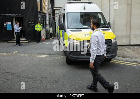 London, Großbritannien. 14.. Oktober 2022. Ein Metropolitan Police Fahrzeug verlässt die National Gallery, um zu einer Londoner Polizeistation zu transportieren zwei Just Stop Oil Aktivisten, die Heinz Tomatensuppe auf eines von Van Goghs Sonnenblumen-Gemälden warfen und sich im Rahmen einer einmonatigen Kampagne, um die anzurufen, an die Wand klebten Regierung stellt die Erteilung von Öl- und Gaslizenzen ein. Die Aktivisten wurden wegen des Verdachts auf strafrechtlichen Schaden und schwerer Übertretung verhaftet. Kredit: Mark Kerrison/Alamy Live Nachrichten Stockfoto