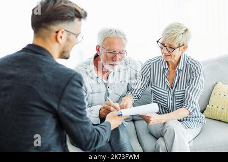Vertrag Unterzeichnung Senior paar Dokument Investition Geschäft Finanzagent Treffen Vereinbarung zu Hause Stockfoto