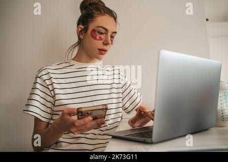 Freiberufliche Mitarbeiterin, die an ihrem tragbaren Computer arbeitet Stockfoto