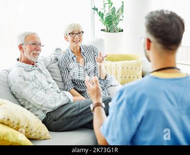 Krankenschwester Arzt Senior paar Pflege Betreuer Hilfe Assistance Altersheim Krankenpflege ältere Mann Frau Versicherung Stockfoto