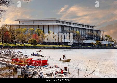 Blick auf das Kennedy Center in Washington, DC mit Bootsfahrern auf dem Potomac im Vordergrund Stockfoto