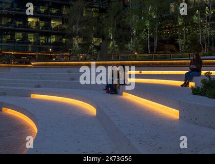 Am Abend Blick über den Platz mit der Stadt im Hintergrund. Exchange Square, London, Großbritannien. Architekt: DSDHA, 2022. Stockfoto