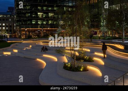 Abendlicher Weitblick über den Platz mit der Stadt im Hintergrund. Exchange Square, London, Großbritannien. Architekt: DSDHA, 2022. Stockfoto