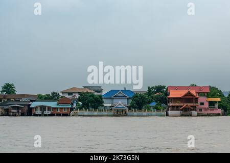 Außenansicht von bunten Häusern auf Stelzen im Chao Phraya River, Bangkok, Thailand. Speicherplatz Kopieren. Stockfoto