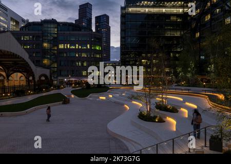 Abendlicher Weitblick über den Platz mit der Stadt im Hintergrund. Exchange Square, London, Großbritannien. Architekt: DSDHA, 2022. Stockfoto