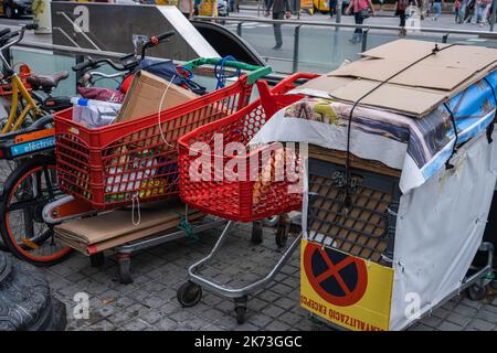 Barcelona, Spanien. 17. Oktober 2022. Drei Supermarktwagen, die von Obdachlosen benutzt werden, sind voller Objekte, die auf der Plaza de Catalunya geparkt sind. Anzeichen von Betteln und Armut in Barcelona am Internationalen Tag zur Beseitigung der Armut, der von den Vereinten Nationen seit 1992 anerkannt wird. Kredit: SOPA Images Limited/Alamy Live Nachrichten Stockfoto