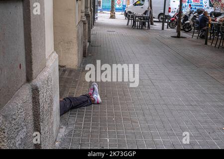 Barcelona, Spanien. 17. Oktober 2022. Ein Bettler sah, wie er vor der Tür eines Supermarkts bettelte. Anzeichen von Betteln und Armut in Barcelona am Internationalen Tag zur Beseitigung der Armut, der von den Vereinten Nationen seit 1992 anerkannt wird. Kredit: SOPA Images Limited/Alamy Live Nachrichten Stockfoto