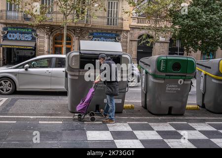 Barcelona, Spanien. 17. Oktober 2022. Ein Mann sah, wie er Wertgegenstände aus den Müllcontainern entlang der Aragón Straße sammelte. Anzeichen von Betteln und Armut in Barcelona am Internationalen Tag zur Beseitigung der Armut, der von den Vereinten Nationen seit 1992 anerkannt wird. Kredit: SOPA Images Limited/Alamy Live Nachrichten Stockfoto