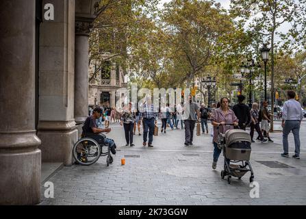 Barcelona, Spanien. 17. Oktober 2022. Ein behinderter Mann in einem Rollstuhl gesehen, der in Passeig de Gràcia bettelte. Anzeichen von Betteln und Armut in Barcelona am Internationalen Tag zur Beseitigung der Armut, der von den Vereinten Nationen seit 1992 anerkannt wird. Kredit: SOPA Images Limited/Alamy Live Nachrichten Stockfoto