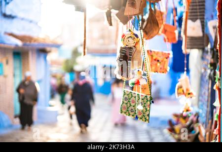 Handgeschöpfte Textiltaschen und Souvenirs auf dem Straßenmarkt entlang der Chefchaouen Straßen in Marokko - Reise-Shopping-Konzept mit handgefertigtem Objekt Stockfoto