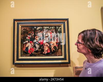 Birmingham, England. 17. Oktober 2022 Hochzeitstanz im Freien , 1564, Öl auf Platte . Das Barber Institute wird Pieter Brueghel, den Jüngeren, ins Rampenlicht rücken, ein Künstler, der zu Lebzeiten äußerst erfolgreich war, dessen Ruf aber später von dem seines berühmten Vaters überschattet wurde, Pieter Bruegel der Ältere, Barber Institute of Fine Art 21. Oktober 2022 – 22. Januar 2023. Paul Quezada-Neiman/Alamy Live News Stockfoto