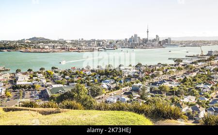 Atemberaubende Aussicht auf die Skyline von Auckland und den Golf der Bucht vom Mount Victoria in der Devonport Gegend - Blick aus der Nähe der weltberühmten neuseeländischen Stadt Stockfoto