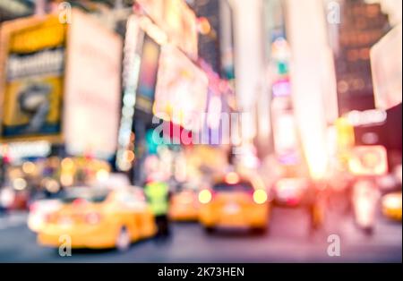 Stau mit unscharfen gelben Taxis und Rush Hour auf dem Times Square in der Innenstadt von Manhattan bei Sonnenuntergang - verschwommene Bokeh-Postkarte von New York City auf Stockfoto