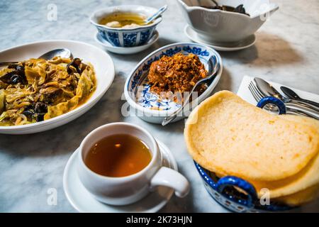 Eine peranakanische chinesisch-malaiische Mischung aus traditioneller Küche mit verschiedenen Gerichten Stockfoto