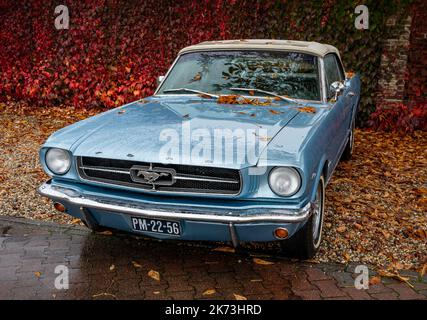 Brummen, Provinz Gelderland, Niederlande, 15.10.2022, Oldtimer Ford Mustang Cabriolet von 1965 in blauer Farbe, erste Generation Stockfoto