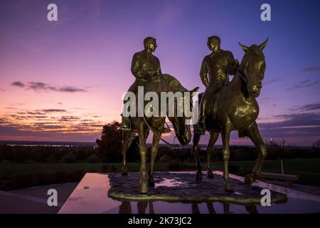 „The Prophet's Last Ride“, Statue des Mormon-Gründers Joseph Smith und seines Bruders Hyrum Smith in Nauvoo, Illinois; Sonnenuntergang über dem Mississippi River Stockfoto