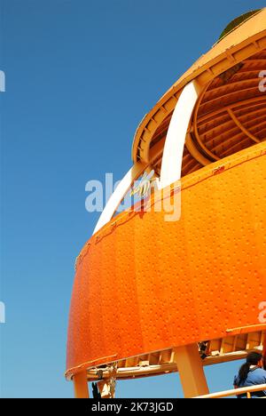 Die Orange Stinger Ride in Disneyland's California Adventure war eine Schaukelfahrt, bis sie abgerissen wurde, um Platz für die Renovierungsarbeiten im Park zu machen Stockfoto