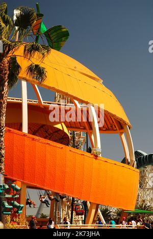 Die orangefarbene Stinger-Fahrt im kalifornischen Abenteuer von Disneyland beherbergte eine Schaukelfahrt und zollte den Orangenbauern im Bundesstaat Tribut Stockfoto