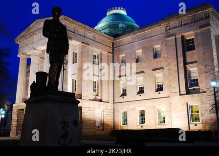 Vor dem North Carolina State Capitol in Raleigh steht eine Skulptur von Ensign Worth Bagley, einem Helden der Marine aus dem Spanischen Amerikanischen Krieg Stockfoto