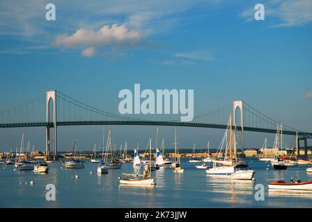 Segelboote und andere Sportboote werden in der Hafenmarina vor der Newport Pell Bridge in Rhode Island vertäut Stockfoto