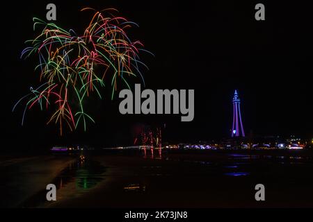 Blackpool, Lancashire, Großbritannien - 15.. Oktober 2022 - Blackpool World Fireworks Championships 2022 - Celtic Fireworks Stockfoto