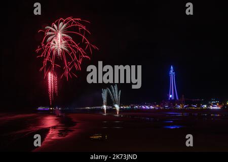 Blackpool, Lancashire, Großbritannien - 15.. Oktober 2022 - Blackpool World Fireworks Championships 2022 - Celtic Fireworks Stockfoto