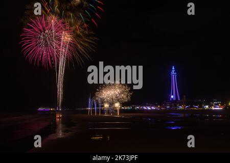 Blackpool, Lancashire, Großbritannien - 15.. Oktober 2022 - Blackpool World Fireworks Championships 2022 - Celtic Fireworks Stockfoto