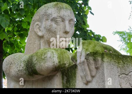 Denkmal für die Deportierten im Lager Neuengamme - Detail - Friedhof Père Lachaise, Abteilung 97 - Paris, Frankreich Stockfoto