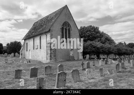 Blick auf die St. Wilfrid's Chapel in der Church Norton West Sussex England in Schwarz-Weiß Stockfoto