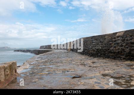 Wellen Sie über den weltberühmten Cobb bei Lyme Regis Dorset England, der in Jane Austens Roman Persuasion zu sehen ist Stockfoto