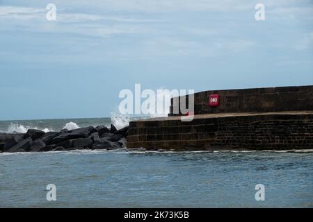 Wellen Sie über den weltberühmten Cobb bei Lyme Regis Dorset England, der in Jane Austens Roman Persuasion zu sehen ist Stockfoto