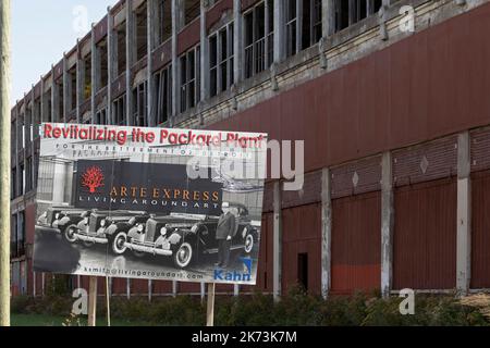 Detroit, Michigan - die Stadt hat mit dem Abriss eines Teils des verlassenen Packard-Werks begonnen. Das 3,5 Millionen Quadratmeter große Werk wurde 1903 eröffnet und beschäftigt Stockfoto