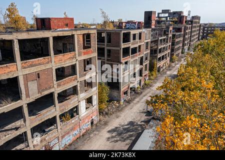 Detroit, Michigan - die Stadt hat mit dem Abriss eines Teils des verlassenen Packard-Werks begonnen. Das 3,5 Millionen Quadratmeter große Werk wurde 1903 eröffnet und beschäftigt Stockfoto