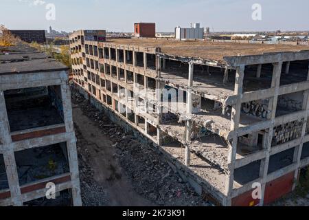 Detroit, Michigan - die Stadt hat mit dem Abriss eines Teils des verlassenen Packard-Werks begonnen. Das 3,5 Millionen Quadratmeter große Werk wurde 1903 eröffnet und beschäftigt Stockfoto