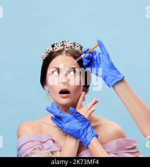 Menschliche Hände in Handschuhen, die verängstigte junge Frau in Vintage-Kleid und Tiara mit Schönheitsspritzen bespritzen. Eras Vergleich, Anti-Aging-Verfahren, Haut Stockfoto