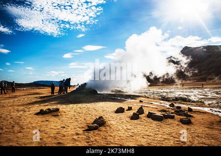 Geyser in Hverir, einem geothermischen Gebiet, das für seine sprudelnden Schlammbecken und dampfenden Fumarolen bekannt ist, die Schwefelgas abgeben, Namafjall, Island Stockfoto