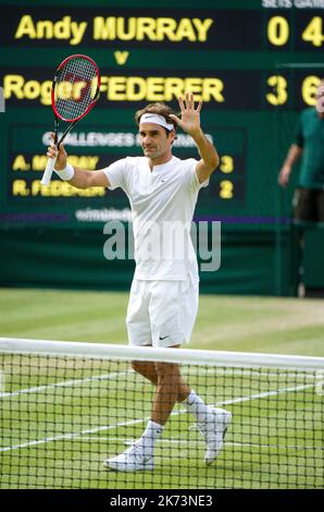 Wimbledon Championships 2015 feiert Roger Federer, nachdem er Andy Murray im Halbfinale der Singles für Herren auf dem Centre Court besiegt hat. Stockfoto