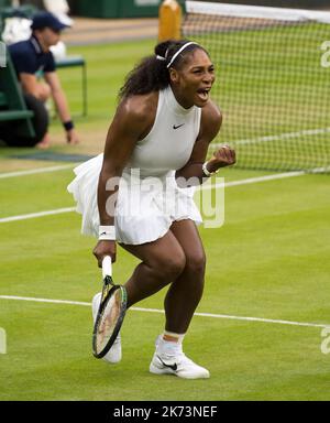 Wimbledon 2016, Serena Williams (USA) / Christina McHale (USA), Centre Court. Serena Williams feiert das Spiel nach dem Sieg in drei Sätzen. Stockfoto